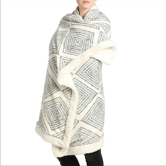 NWT DSW Geo Print Blanket - Picture 2 of 4